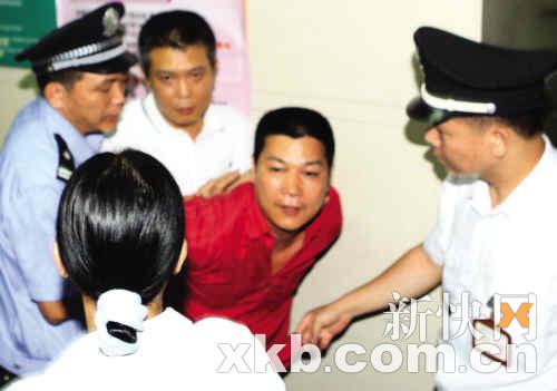 男子为不治身亡儿子喊冤劫持医生 涉嫌绑架被拘