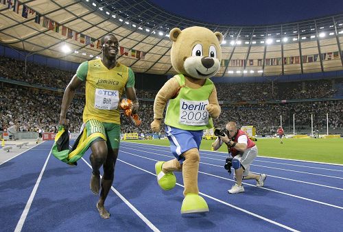 图文:博尔特破200米世界纪录 和柏林熊一起跑