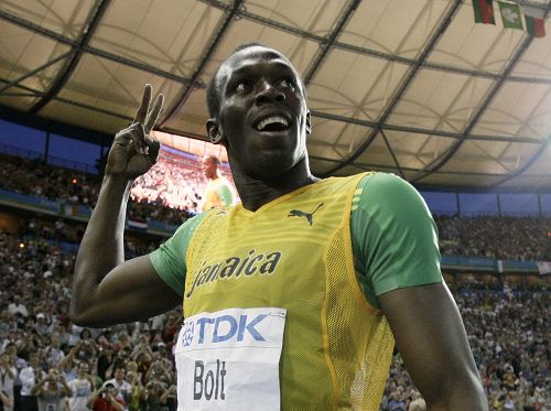 图文:博尔特破200米世界纪录 比个胜利的