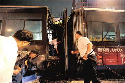 公交车铰接篷约一半被烧毁。本报记者王苡萱摄 