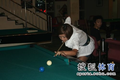 美女弯腰击球