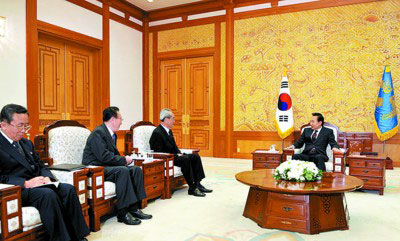 李明博 （右） 23日接见朝鲜吊唁团