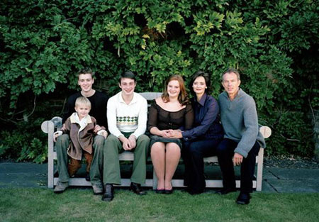 布莱尔一家在2003 年圣诞节拍摄的全家福