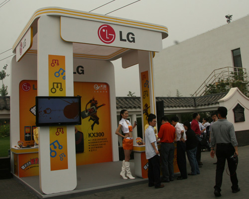 图文:LG展台及其现场展示的手机-搜狐IT