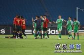 图文：[中超]北京2-2成都 双方队员起了争执