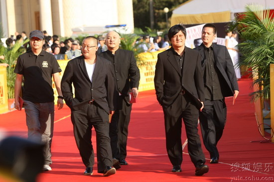 快讯:张扬、张家瑞、王小帅几位导演走上红毯