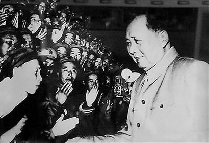 战斗英雄高翔（前排左三）受到毛泽东主席的亲切接见。
