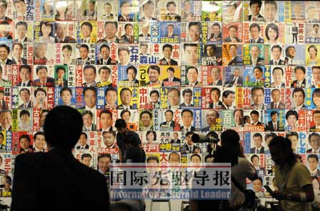 民主党很多议员都曾访问过中国。图为民主党竞选总部墙上的议员宣传海报。法新社