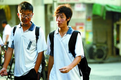夏季校服仅一套引发换洗难题 学校怕涉嫌乱收费(图)