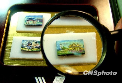 图:扬州六旬老翁刻微型油画
