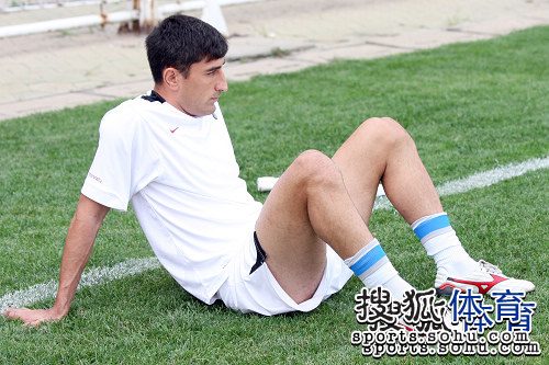 图文:[中超]泰达备战周末联赛 塔德标志性姿势
