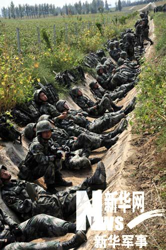 参演部队官兵在公路旁午休."跨越-2009青铜峡"实兵演习进入第三天.