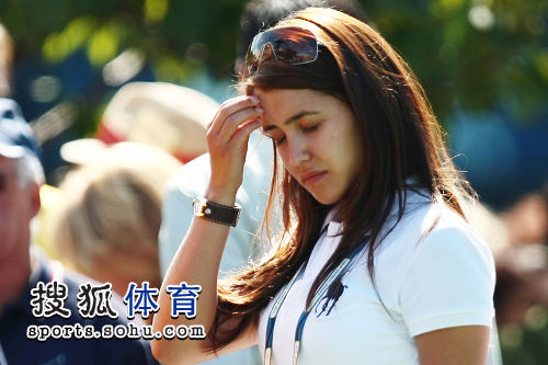 美女:美网场外电脑美女飞扬长发闭目养神桌面图文欧美美女图片