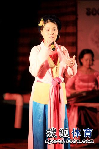 女排亚锦赛主办方举行晚宴 越南歌手演绎中文