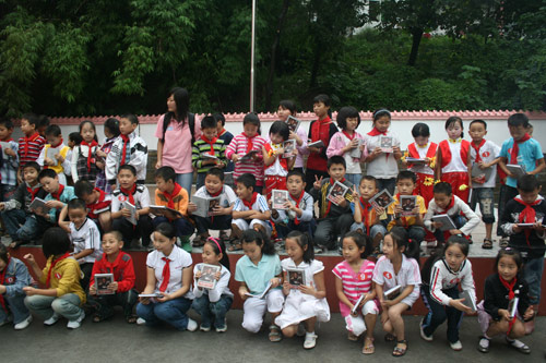 组图:姚基金希望小学在川落成 小学生喜获礼物