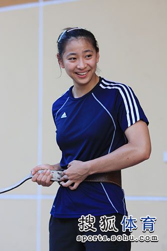 图文:亚锦赛中国女排赛前训练 王茜笑得开心