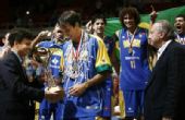 图文：巴西夺美锦赛冠军 巴西球员接奖杯