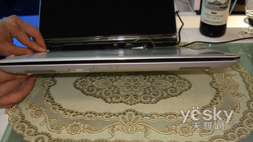 PK苹果Macbook Air!6.8mm华硕UX30惊现羊城