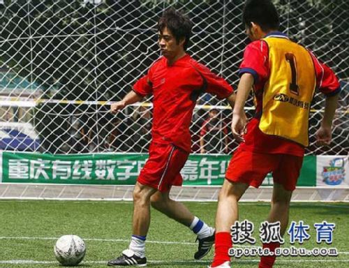 图文:重庆三人广场足球赛 段暄准备传球