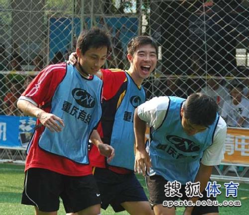 图文:重庆三人广场足球赛 草根球员乐开怀