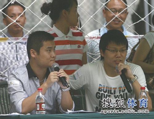图文:重庆三人广场足球赛 贺炜客串解说员