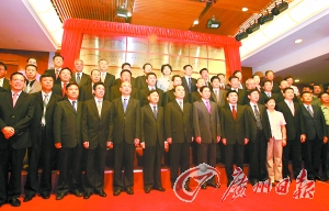 刘玉浦和王荣与深圳市政府各工作部门的领导成员合影。 记者骆昌威 摄