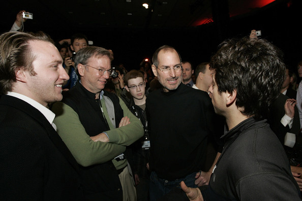 由左至右：YouTube创始人Chad Hurley,谷歌CEO施密特，苹果CEO乔布斯，谷歌联合创始人Sergey Brin。2008年Macworld，乔布斯演讲过后4人聊天