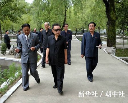 这张朝鲜中央通讯社8月18日播发的照片显示，朝鲜最高领导人金正日（中）视察了位于平安北道的球场养鱼场。新华社/朝中社