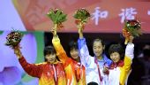 图文：11运跆拳道女子67KG级张华夺冠 领奖台上