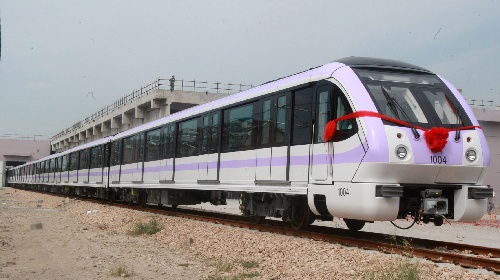 图文:上海轨道交通10号线首列列车抵沪开始调试