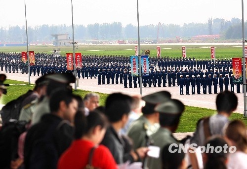 娘子军成国庆阅兵亮点 每人配发一套化妆品