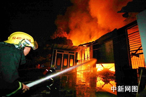 图:福州一建材市场发生火灾 百余消防官兵扑救