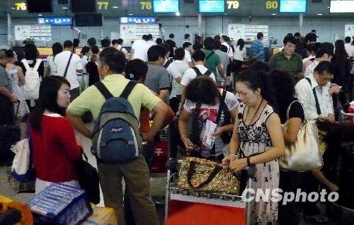 组图:台风巨爵袭来 深圳机场航班受影响