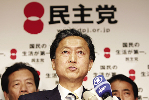 鸠山由纪夫（前）在结束与党内高层举行的会议后，接受媒体访问的资料图片。