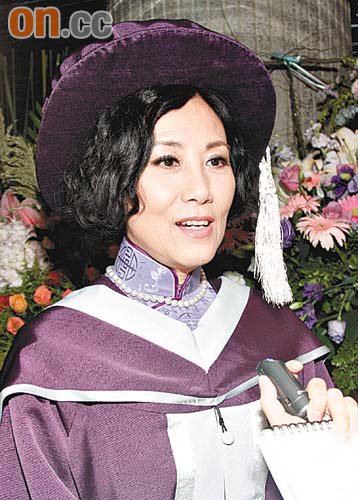 出租》探班,剧中演员官恩娜(ella,周柏豪,姜大伟及唐宁等齐齐吃月饼
