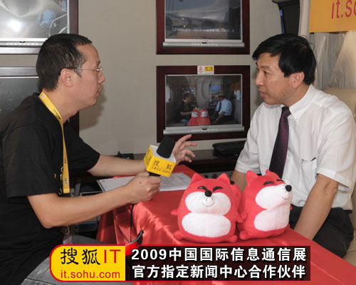 TCL通讯科技控股有限公司首席执行官、博士杨兴平在搜狐卫星通信车内接受专访