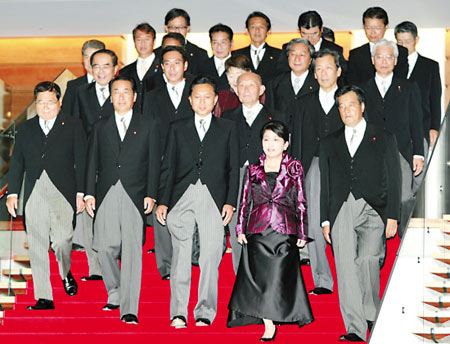 16日， 新任日本首相鸠山由纪夫（前中）率内阁成员在媒体前集体亮相　　新华社记者 任正来 摄 