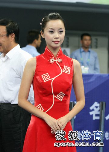 图文:全运体操女团决赛 礼仪小姐温婉端庄