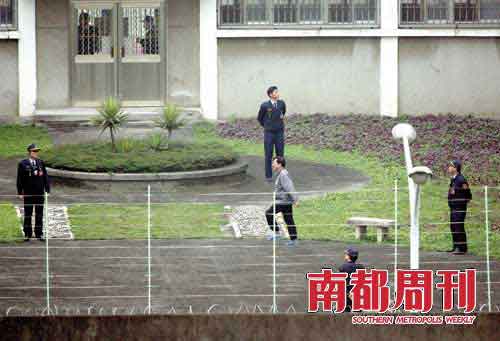 2009年1月12日，陈水扁在台北看守所度过二次羁押的第十四天，并再度被媒体拍到放风画面。放风时，身旁有四位所方人员戒护，走廊上也还有两位所方人员戒备。 摄影 台友