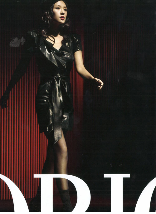 章子怡继续担任Emporio Armani亚洲区代言人，09秋冬广告已出现在时装杂志之中。