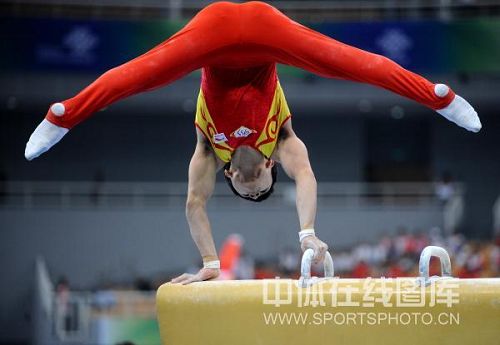 图文:男子全能滕海滨夺冠 冯喆鞍马上倒立