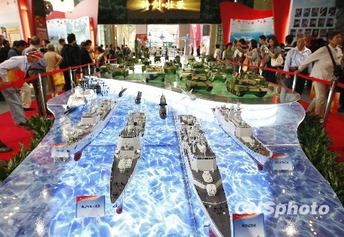 新中国60年成就展展出海陆空三军装备模型(图
