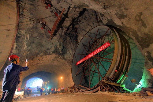 三峡地下电站最后一节引水压力钢管安装(图)