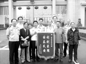 昨日，江北区，几位武汉市民将锦旗送给重庆警方代表并合影留念 