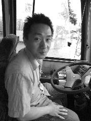 杭州最帅公交司机王伟酷似陈浩民 被女粉丝人