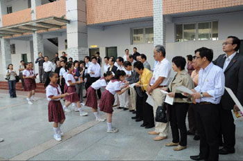 南充市白塔中学的学生向香港立法会议员致送感恩卡.