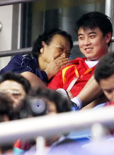 2009年第十一届全运会乒乓球比赛,王皓场边观看女友彭陆洋比赛
