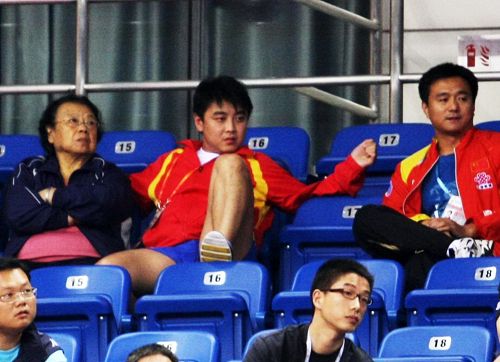 2009年第十一届全运会乒乓球比赛,王皓场边观看女友彭陆洋比赛