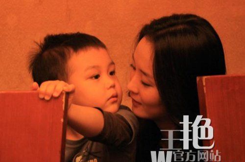 王艳在个人官网上贴出的母子合照。