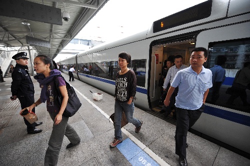 9月26日,成都火车北站,乘客走下"和谐号"动车组.